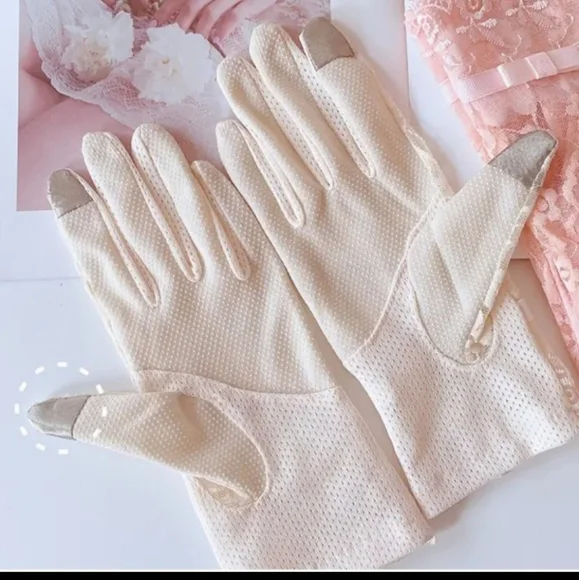 🔥NEW! Elegant Vintage Style Cream Lace Gloves OS - Picture 2 of 3